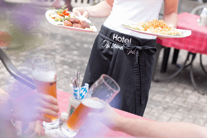 Speisen Sie im Biergarten des Hotels am Gärtnerplatz